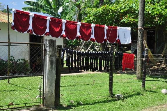 Toda a roupa de um time de futebol seca no varal de uma casa no meio do campo, perto do lago Yojoa, região central de Honduras